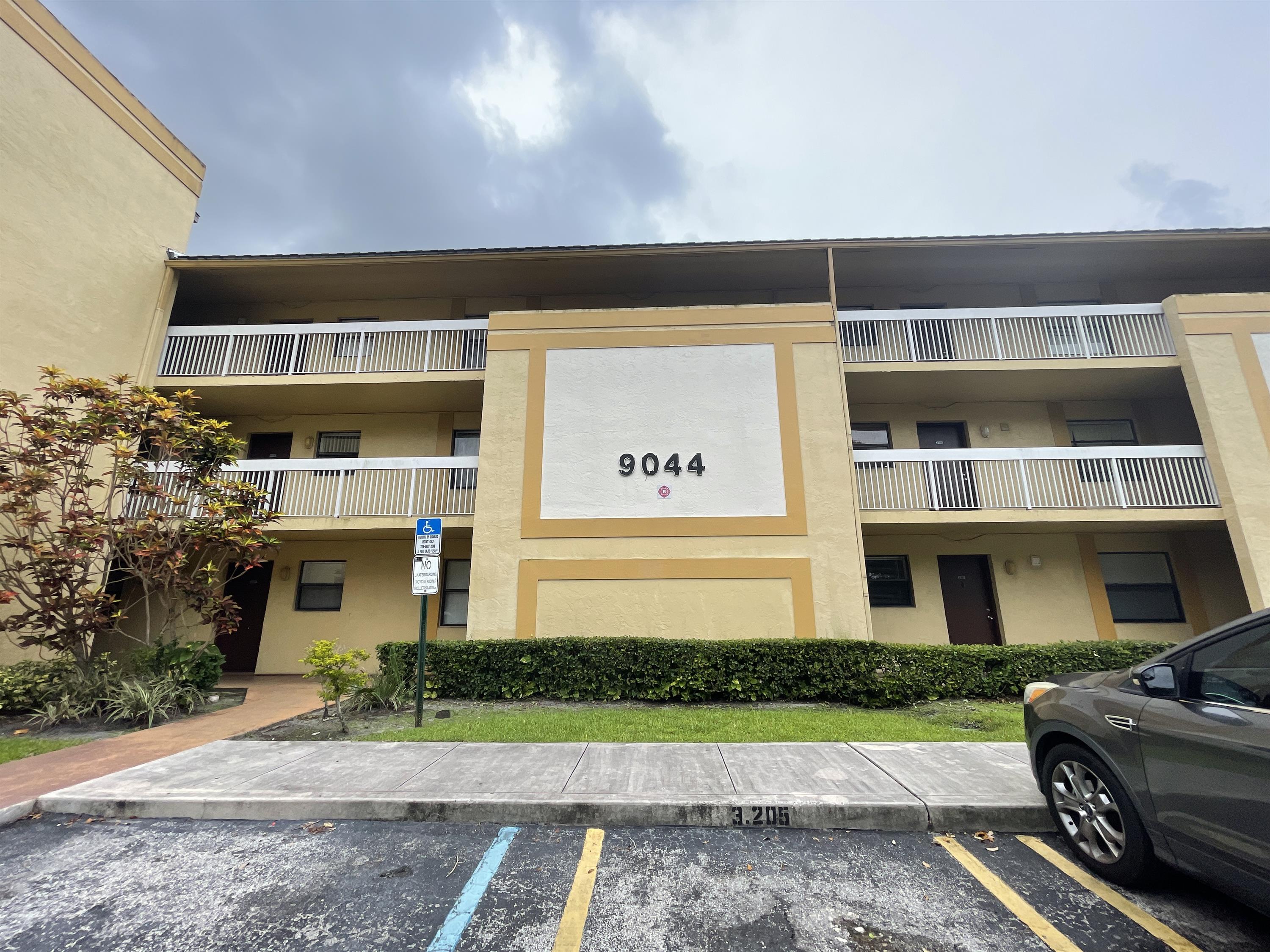 9044 NW 28th Dr #3-106