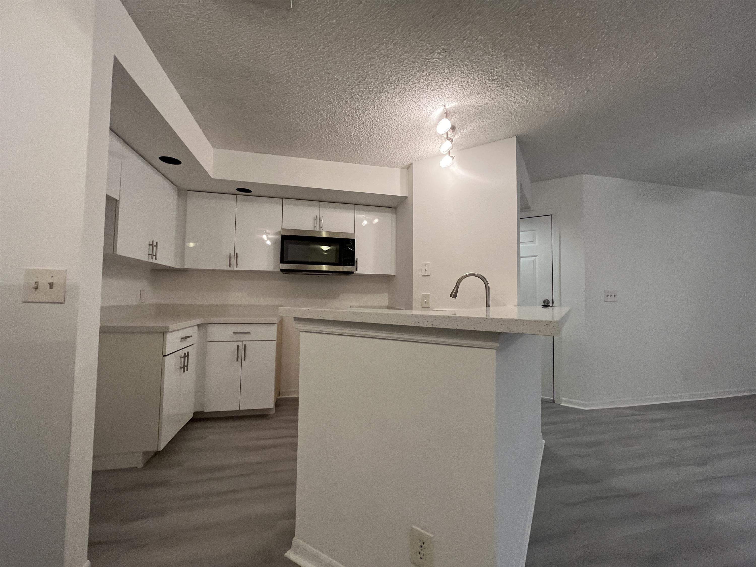 3390 Pinewalk drive # 1021